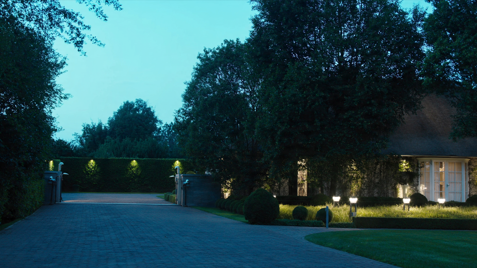Villa in de avond met geautomatiseerde verlichting